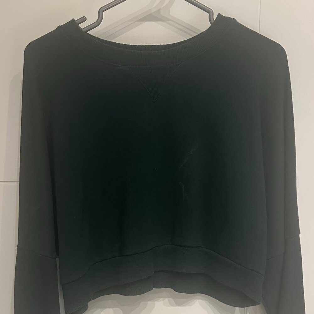Chuu Cropped Long Sleeve Sweatshirt in Dark Green